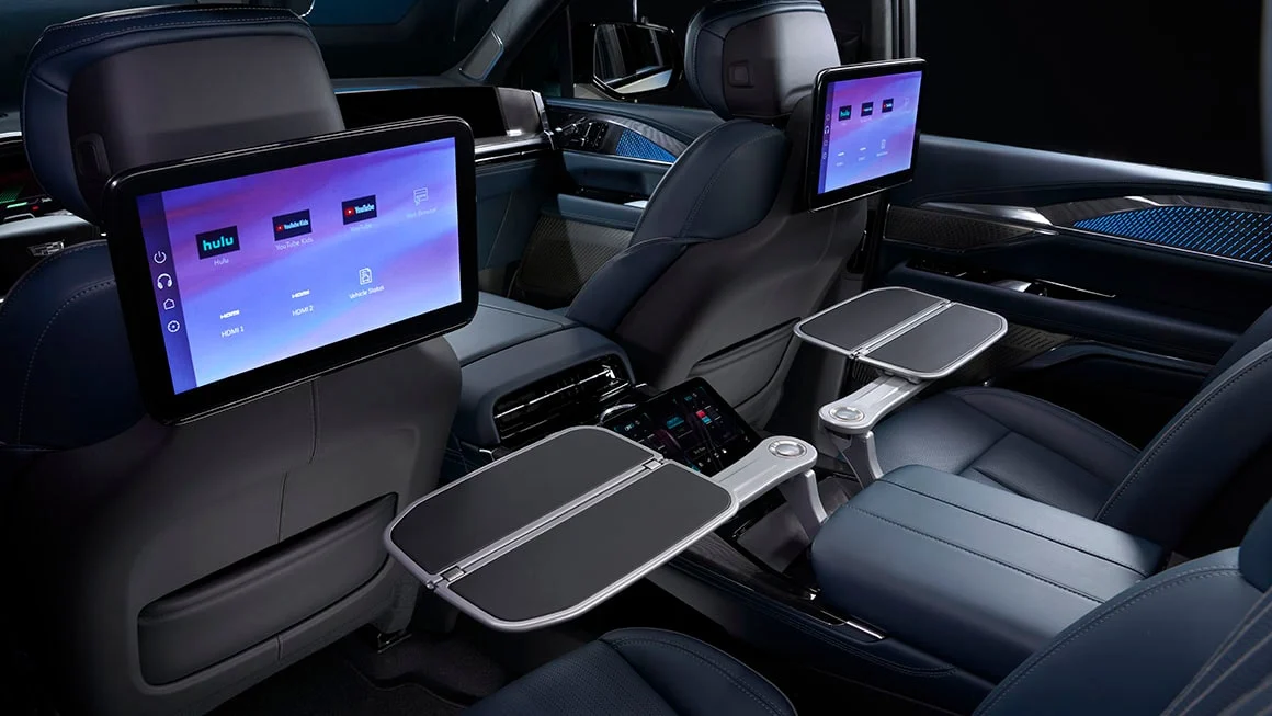 Cadillac Escalade IQ — שני מסכי בידור בגב המושבים הקדמיים